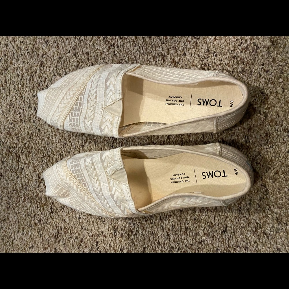 Tom’s white lace shoe